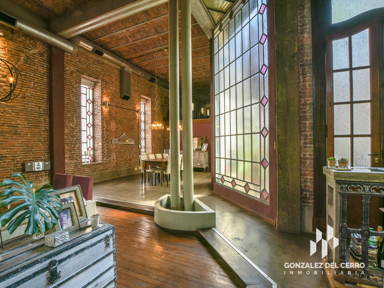 Casa de planta alta con piscina en Juan Manuel de Rosas 948