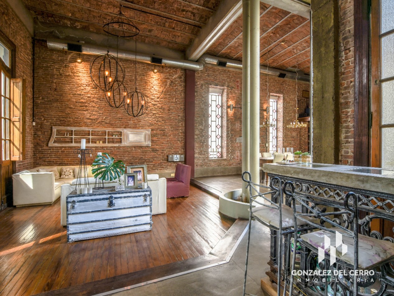 Casa de planta alta con piscina en Juan Manuel de Rosas 948